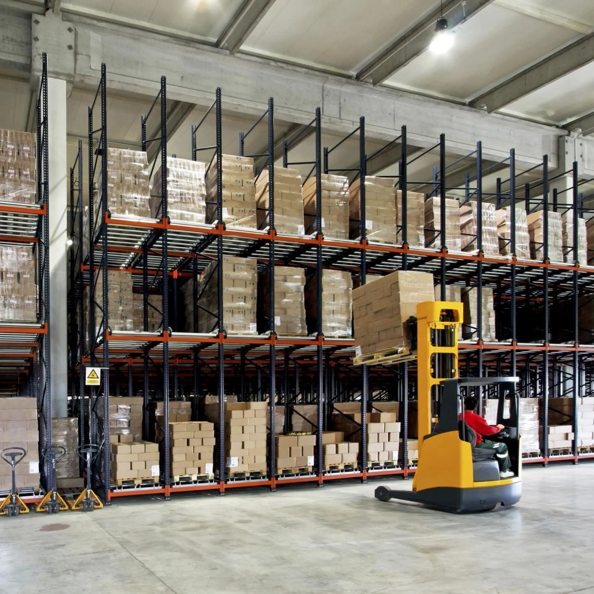 Magazijnstellingen vol met producten