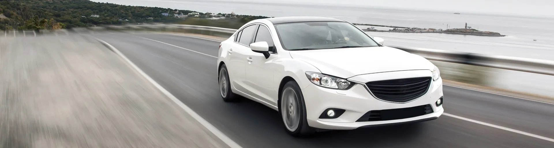 Witte auto rijdt op de weg